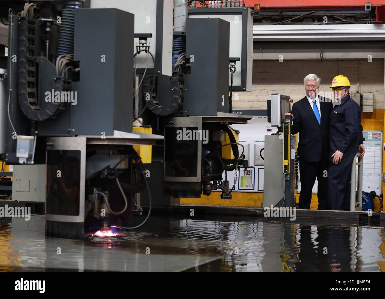 Le Secrétaire à la défense, Sir Michael Fallon coupe de l'acier sur le premier type 26 frégate à la BAE System Govan Shipyard près de Glasgow. Banque D'Images
