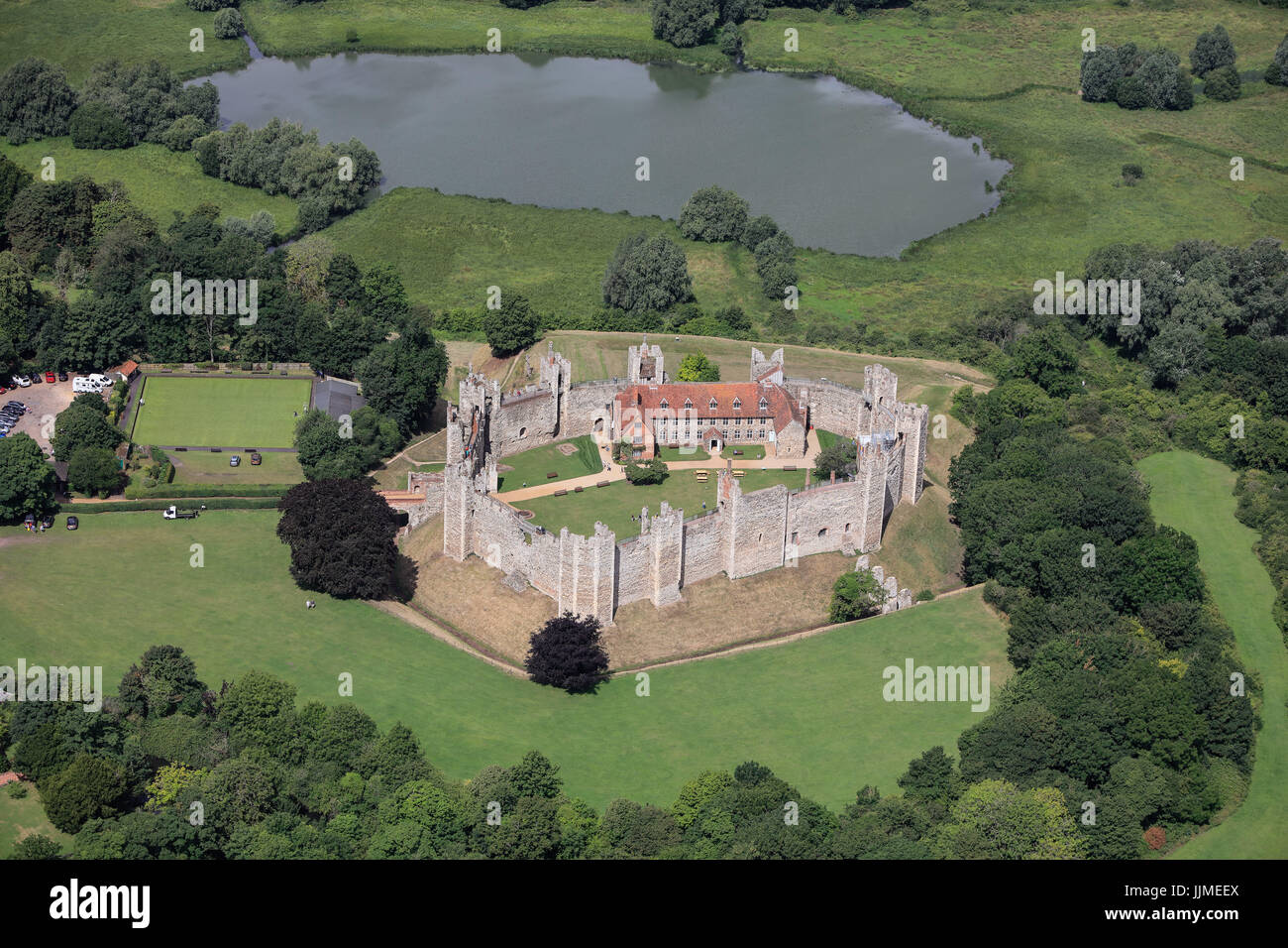 Une vue aérienne de Framlingham Castle, Suffolk Banque D'Images