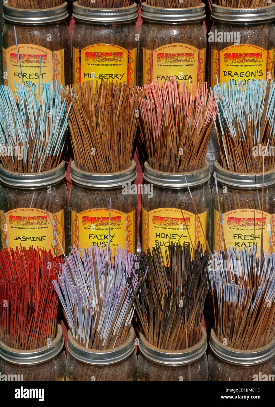 Bols de joss sticks (l'encens) de divers arômes en vente à Londres shop Banque D'Images Bols de joss sticks (l'encens) de divers arômes en vente à Londres shop Banque D'Images