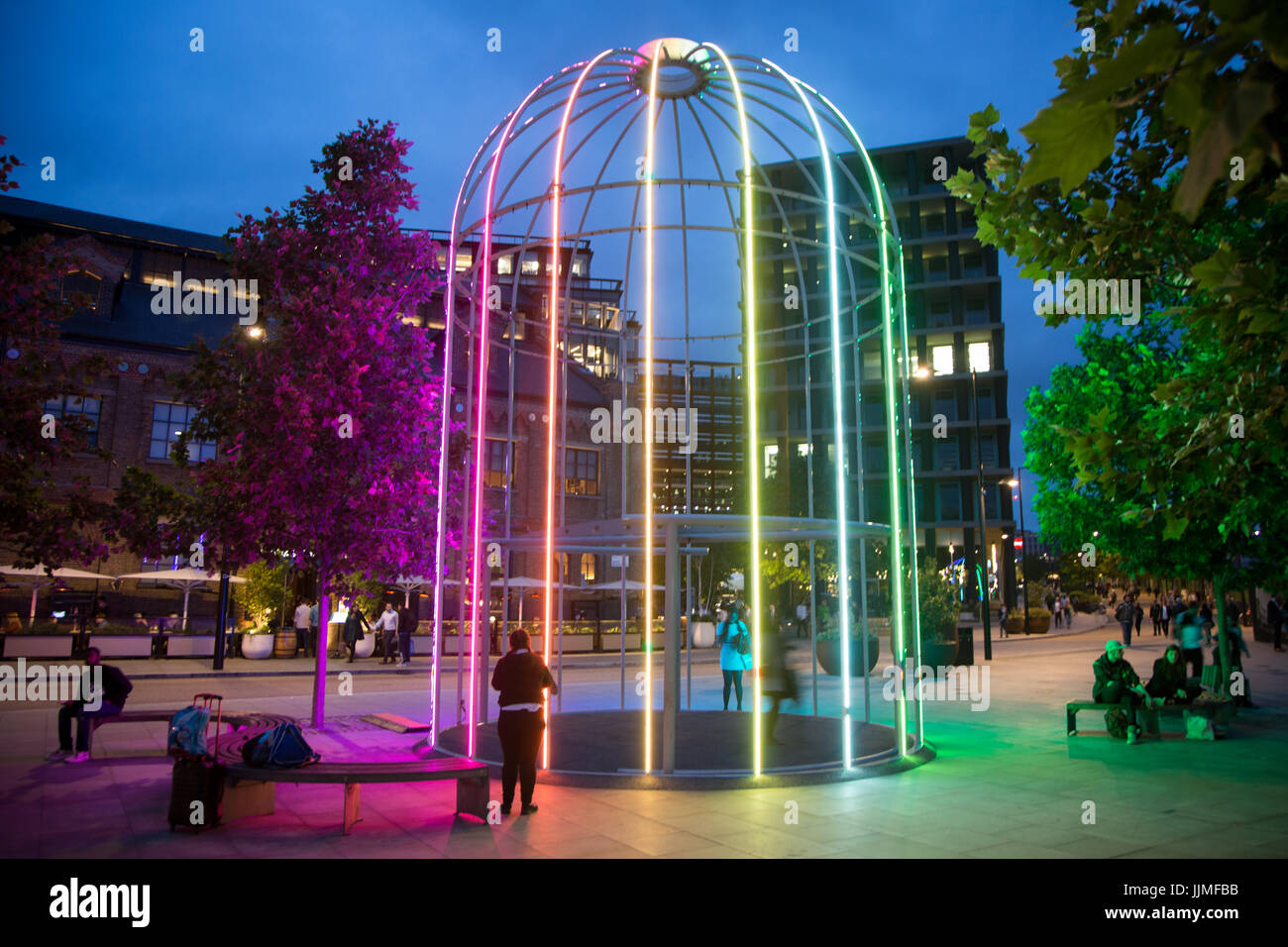 Une sculpture arch éclairés la nuit à l'extérieur de la gare de Kings Cross. À l'intérieur, il y a souvent un swing. Banque D'Images