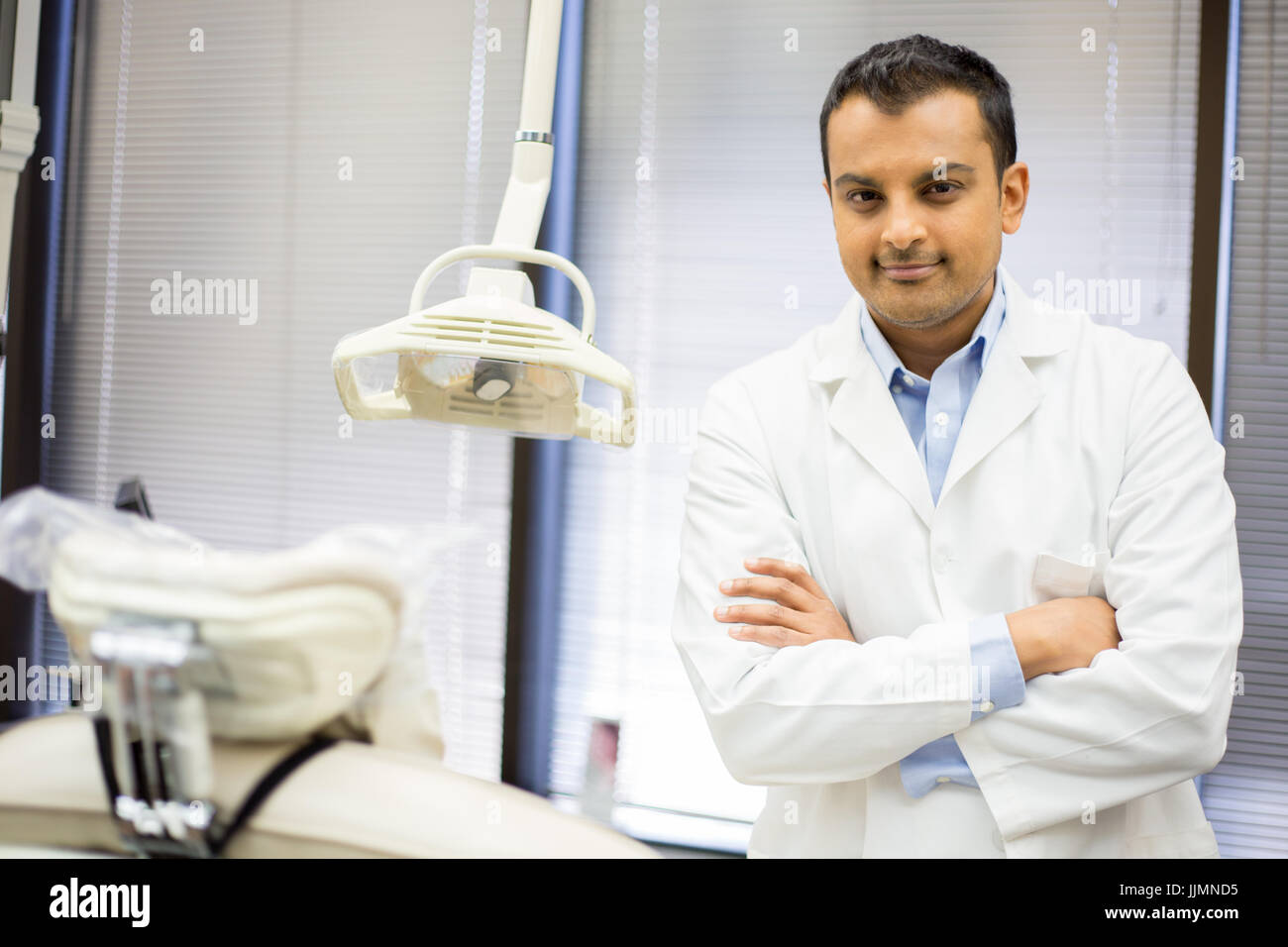 Closeup portrait of confident professionnel de santé avec les bras croisés tenant à côté de white président du patient Banque D'Images