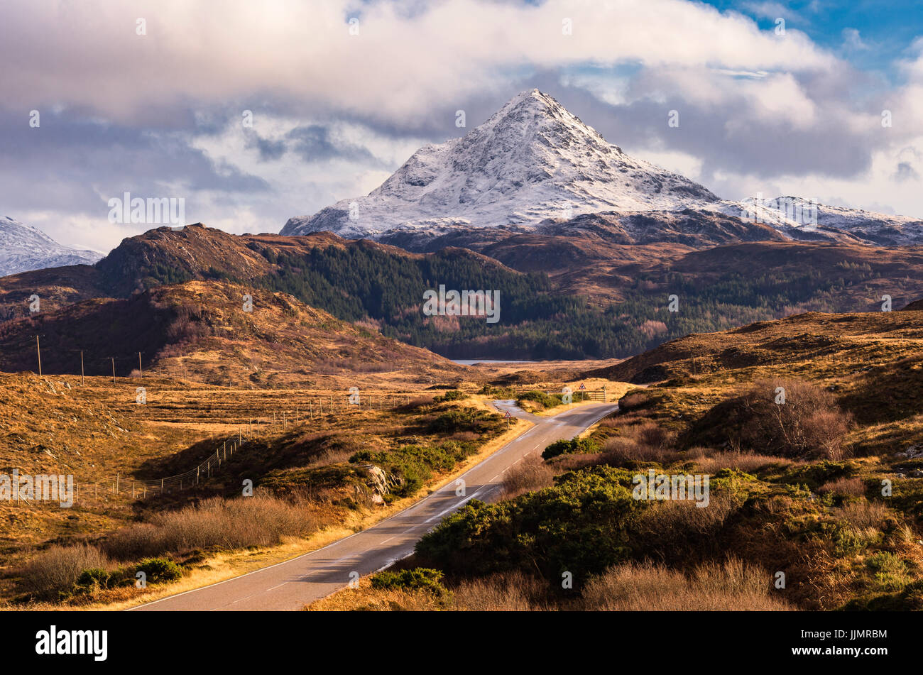 Route menant vers des sommets enneigés Ben pile dans le Nord de l'Ecosse Banque D'Images