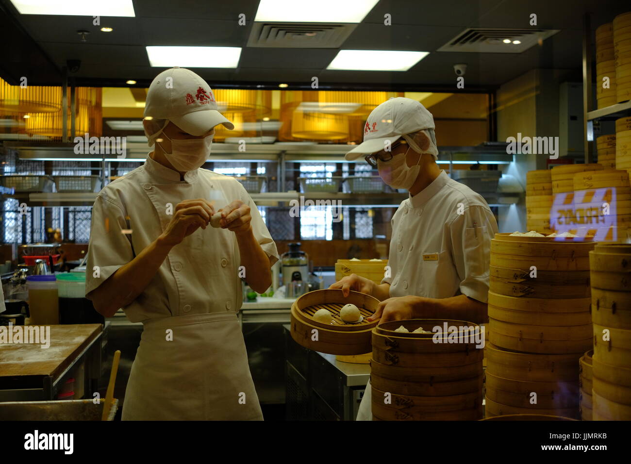 La préparation des Dim Sum dans un restaurant malaisien Chines, les boulettes sont fraîchement préparés et cuisinés à la demande. Banque D'Images