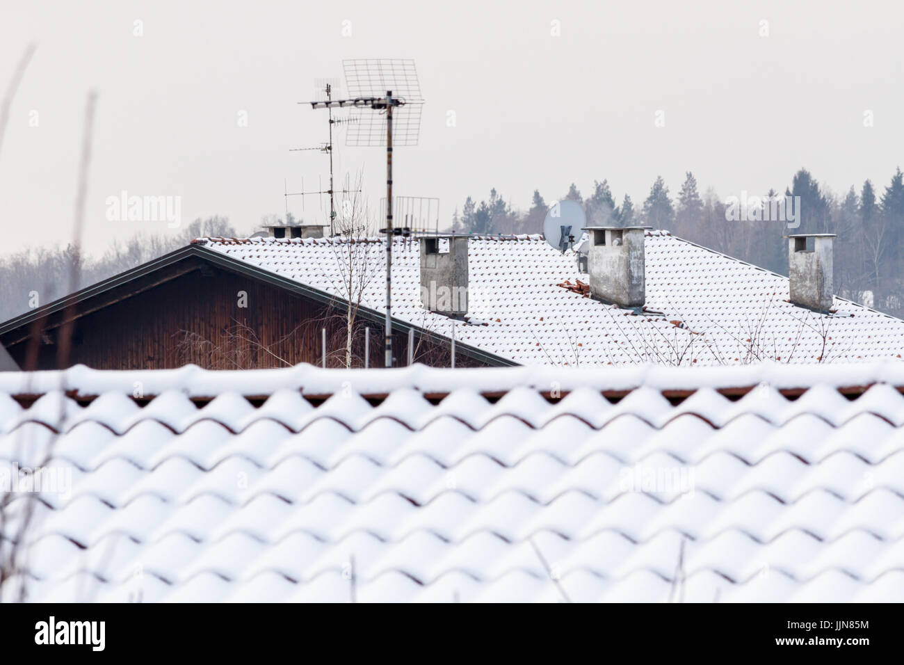 Trois cheminées en béton avec antenne satellite et la neige Banque D'Images