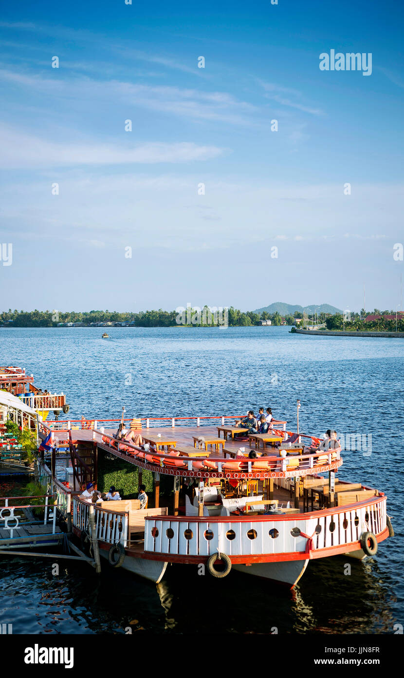 Vue sur la rivière voile restaurants touristiques dans la ville de kampot Cambodge Banque D'Images