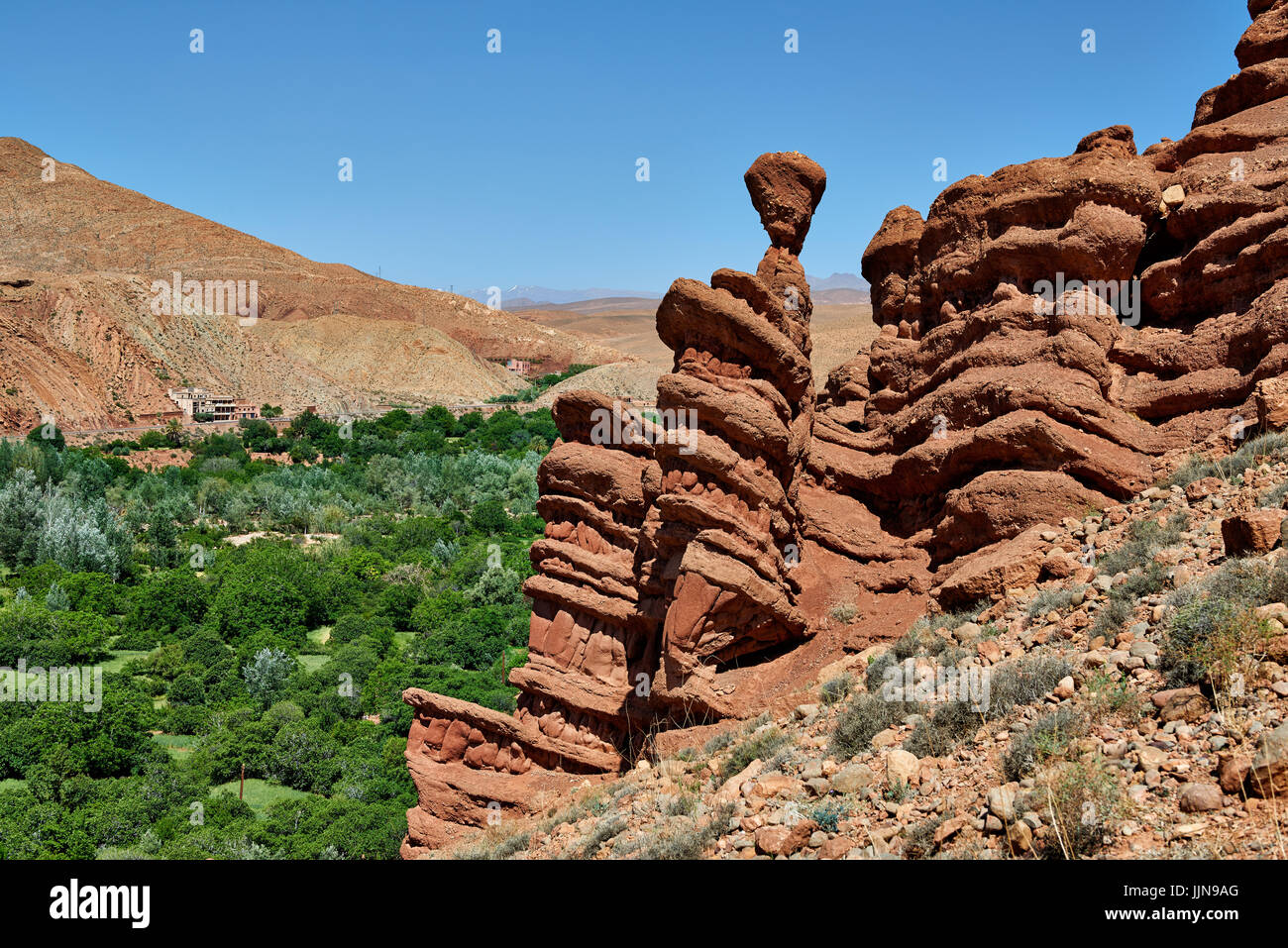 Rock spectaculaire paysage de montagnes du Haut Atlas à Ait Ouglif, Maroc, Afrique Banque D'Images