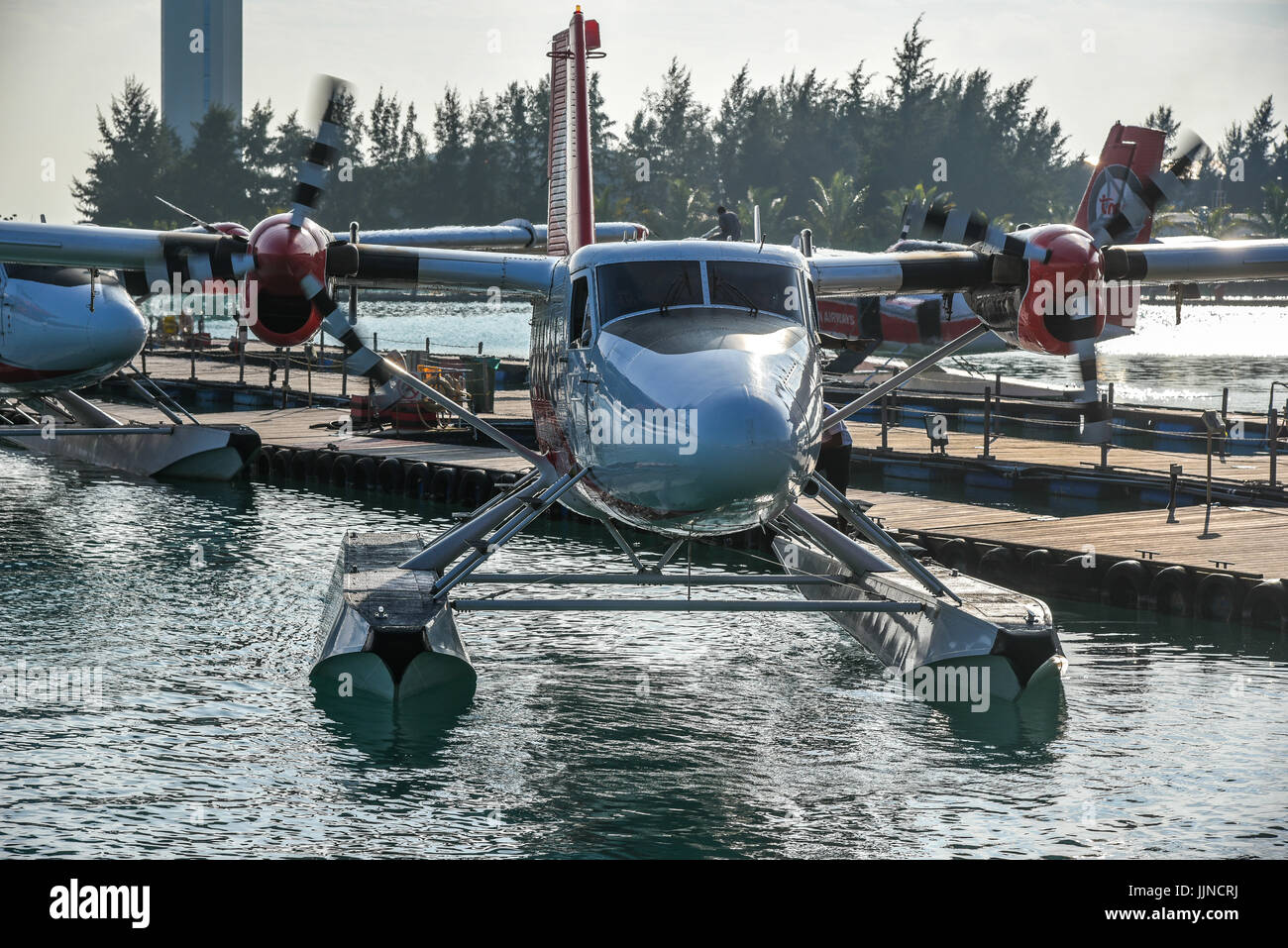 Une Trans Maldivian Airways seaplane commence à rouler vers l'aire de décollage à l'hydroaérodrome à l'aéroport international de Malé, Maldives. Banque D'Images