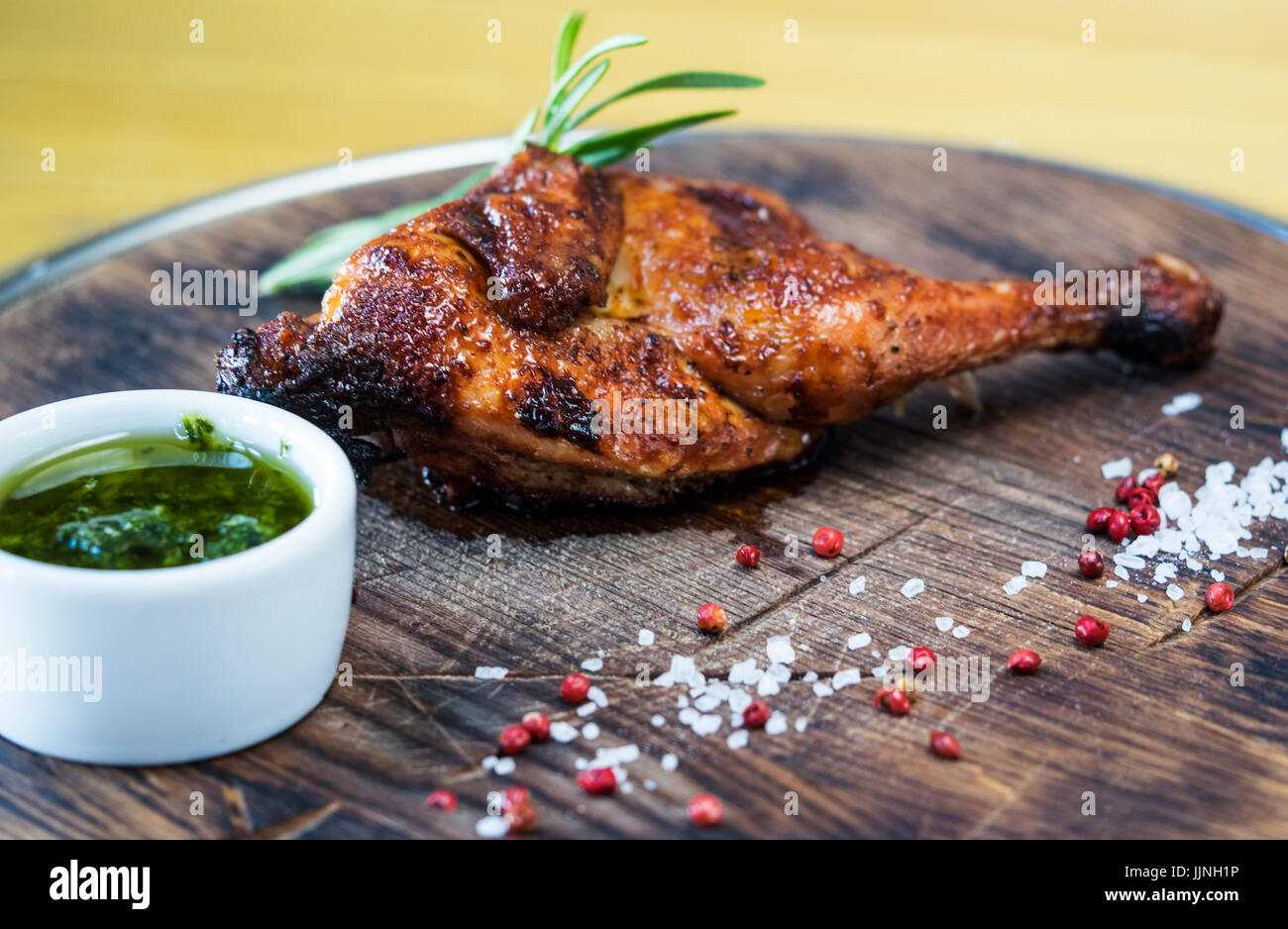 Morceau de poulet avec une sauce à l'ail Banque D'Images