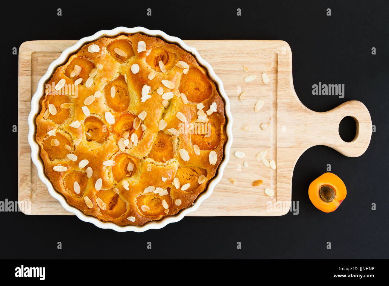 Tarte aux abricots sur planche à découper en bois Banque D'Images