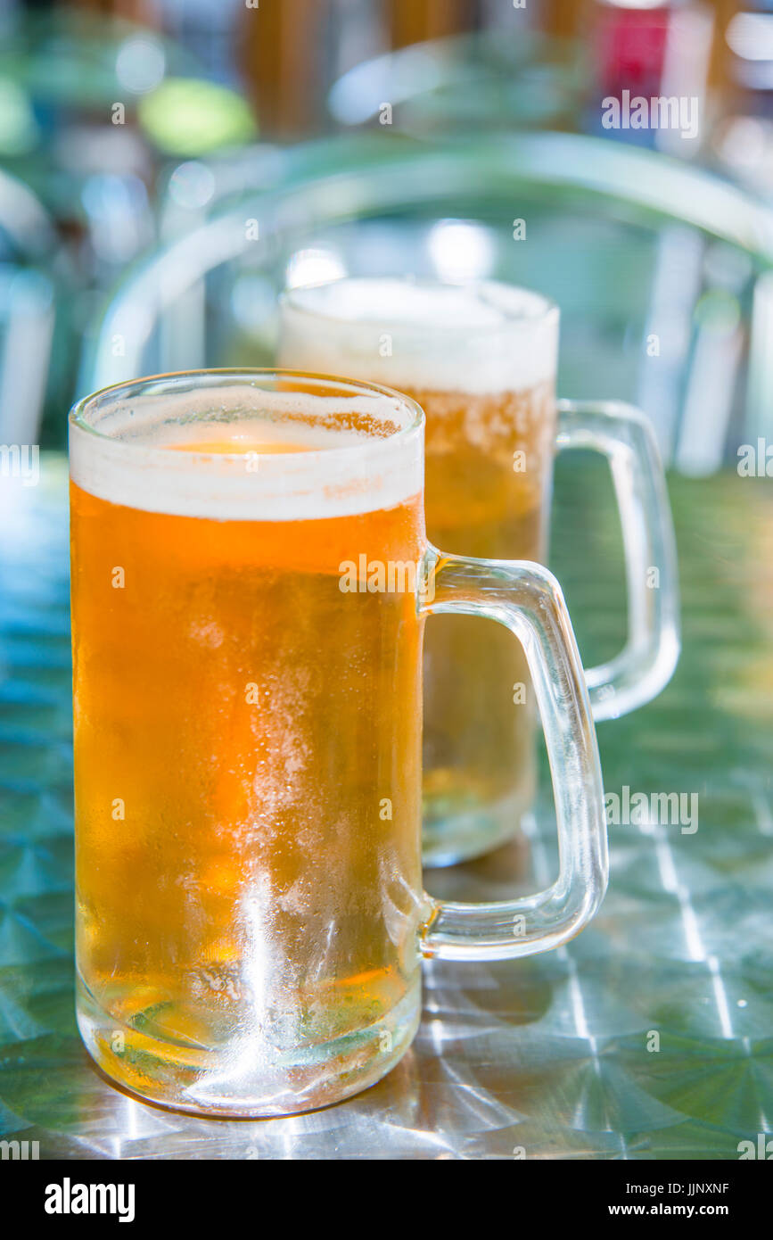 Deux verres de bière à une terrasse. Banque D'Images