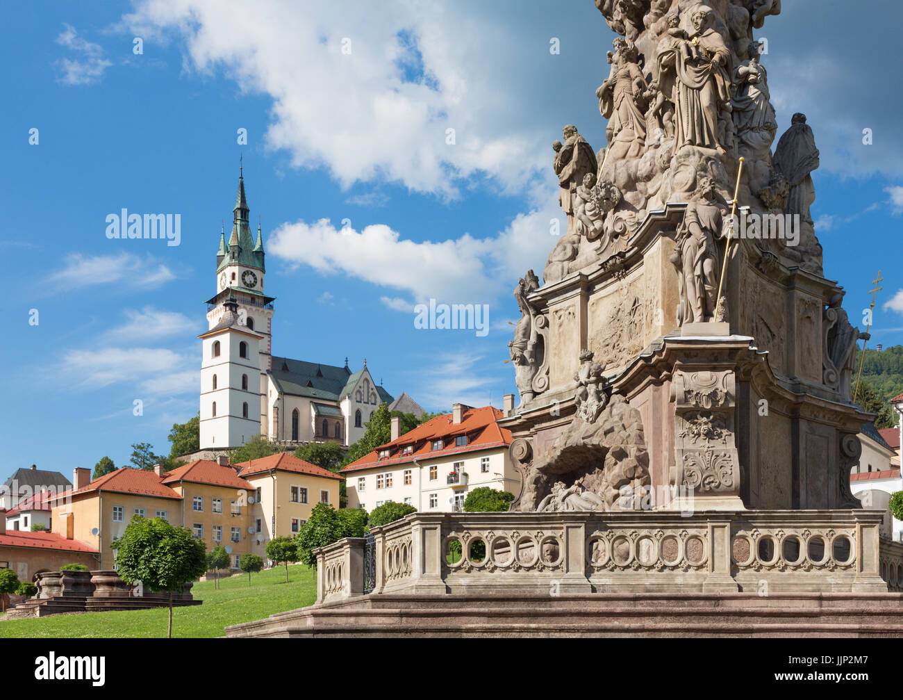 - La place Safarikovo Kremnica et détail de la colonne de la Sainte Trinité baroque par Dionyz Ignac Stanetti (1765 - 1772), château et église Sainte Catherine Banque D'Images