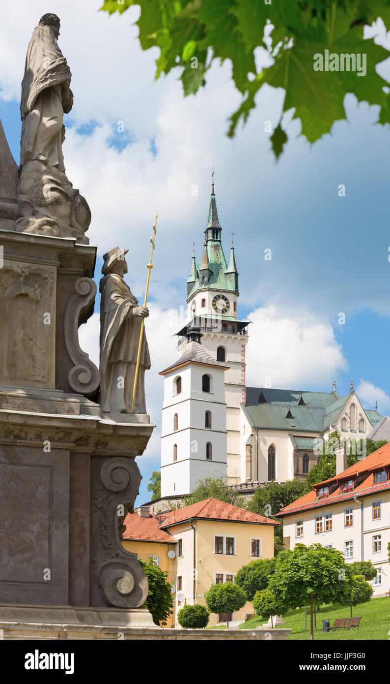 - La place Safarikovo Kremnica et détail de la colonne de la Sainte Trinité baroque par Dionyz Ignac Stanetti (1765 - 1772), château et église Sainte Catherine Banque D'Images