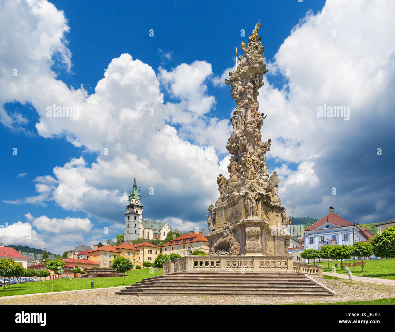 La place Safarikovo Kremnica - la colonne de la Sainte Trinité baroque par Dionyz Ignac Stanetti (1765 - 1772) , château et église Sainte Catherine. Banque D'Images