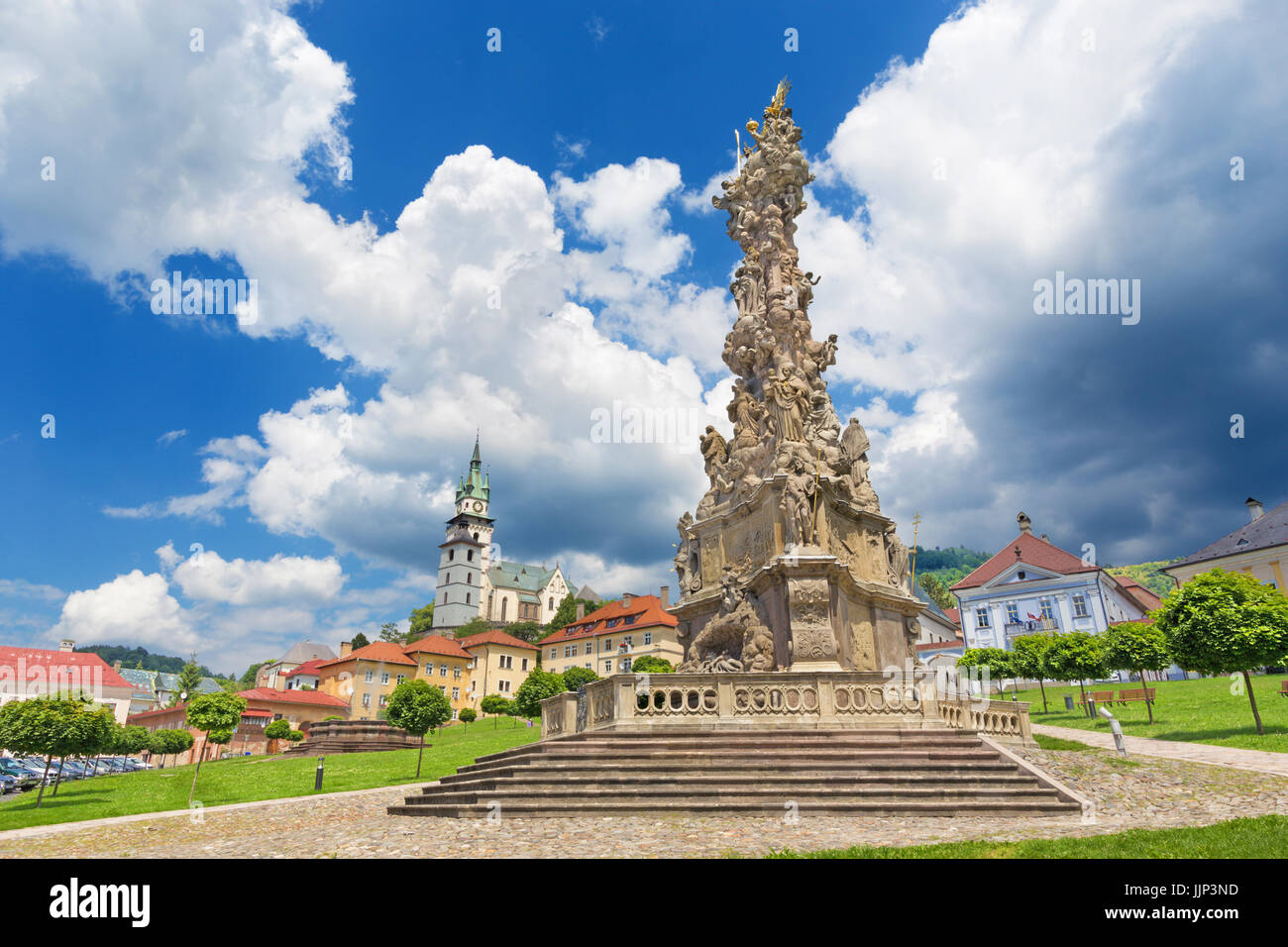 La place Safarikovo Kremnica - la colonne de la Sainte Trinité baroque par Dionyz Ignac Stanetti (1765 - 1772) , château et église Sainte Catherine. Banque D'Images