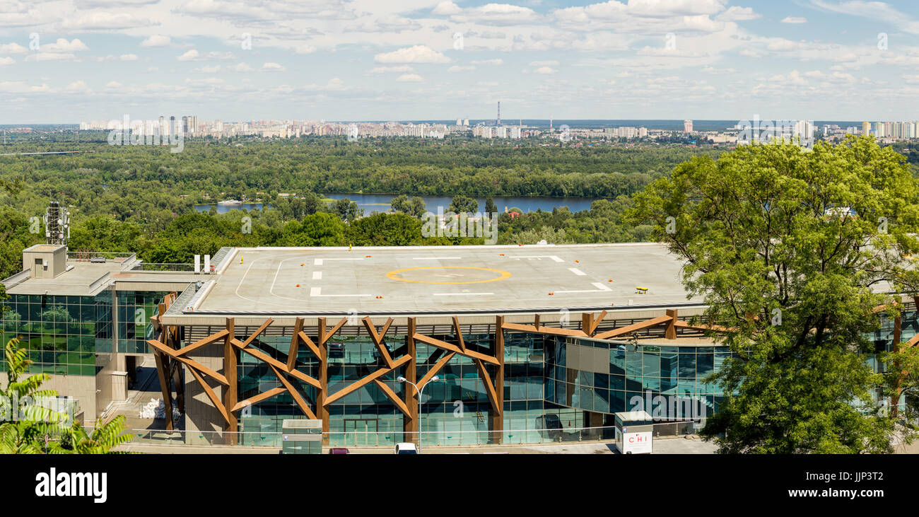 Kiev, Ukraine, 8 juin 2017. Voir d'hélisurface sur un toit de bâtiment PARKOVY CEC dans un parc de la ville avec vue panoramique vue de Kiev sur l'arrière-plan. Banque D'Images