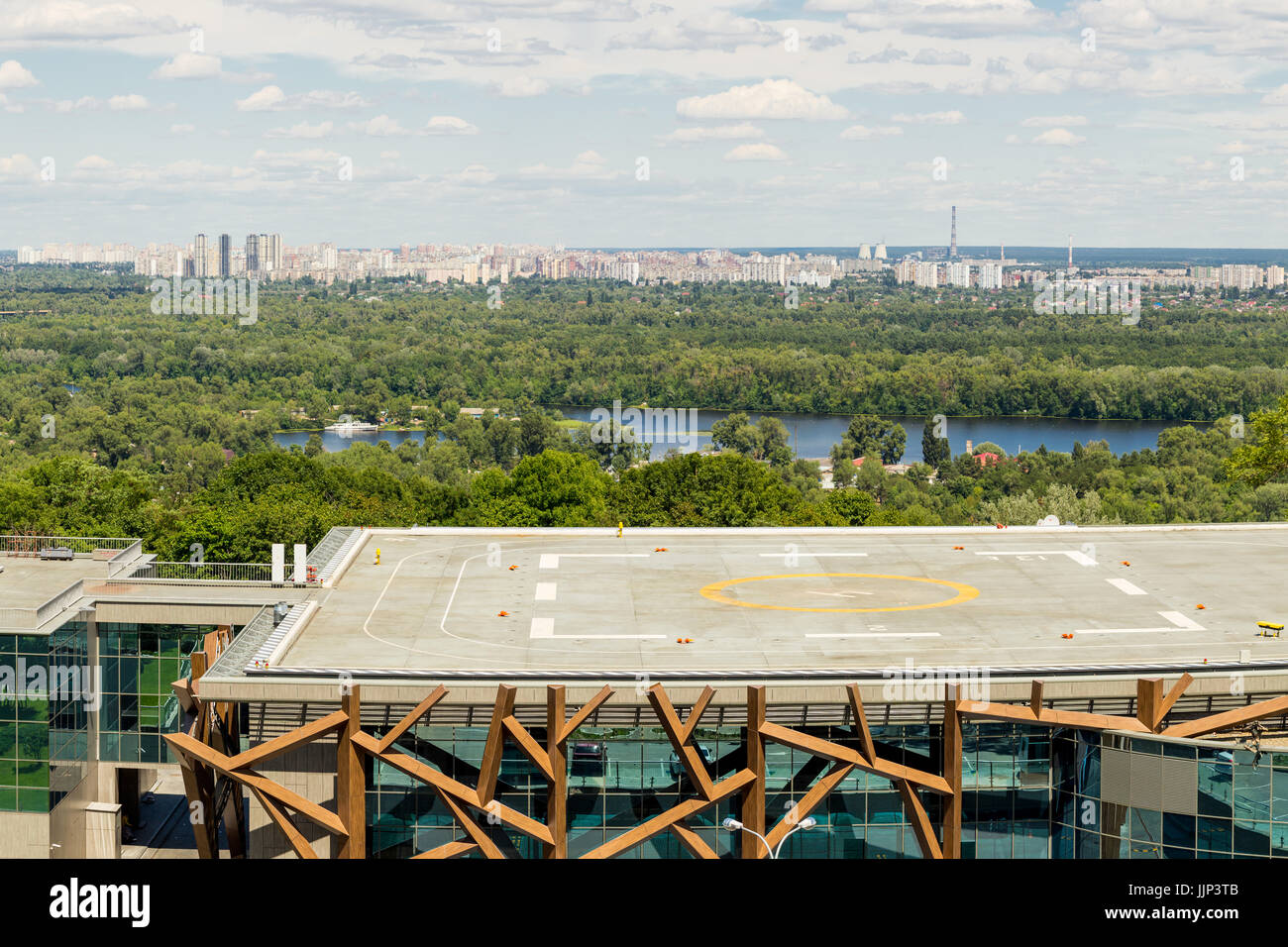 Kiev, Ukraine, 8 juin 2017. Voir d'hélisurface sur un toit de bâtiment PARKOVY CEC dans un parc de la ville avec vue panoramique vue de Kiev sur l'arrière-plan. Banque D'Images