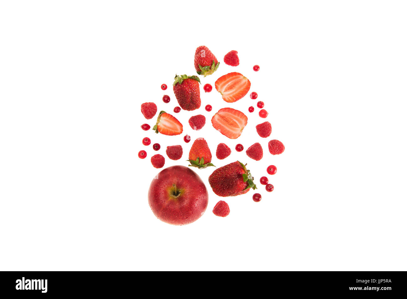 Différents fruits et baies rouges bio isolated on white with copy space Banque D'Images