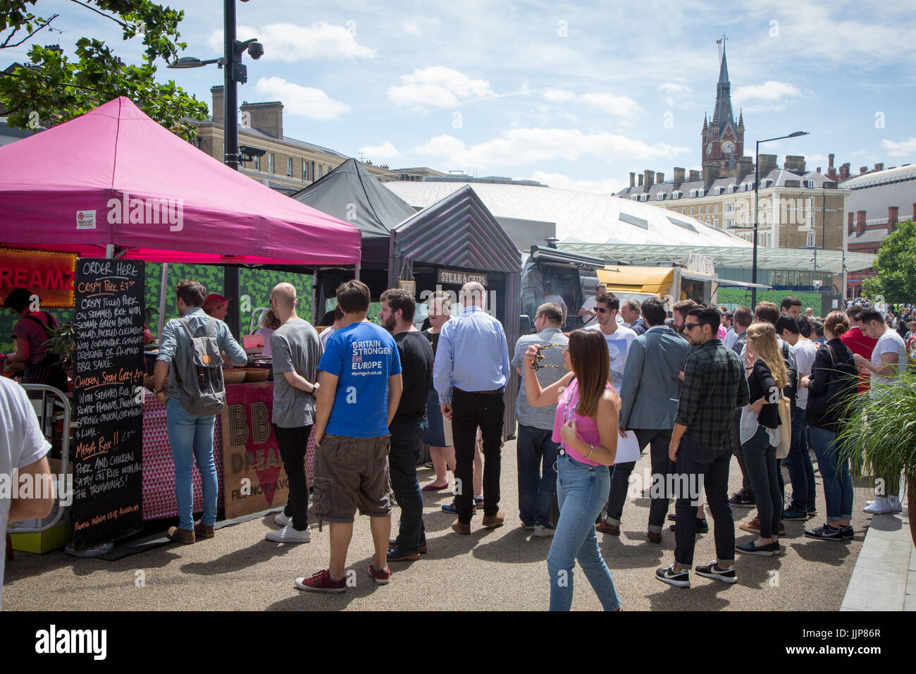 Trottoir, un marché alimentaire de la rue juste au nord de la gare de King's Cross Banque D'Images