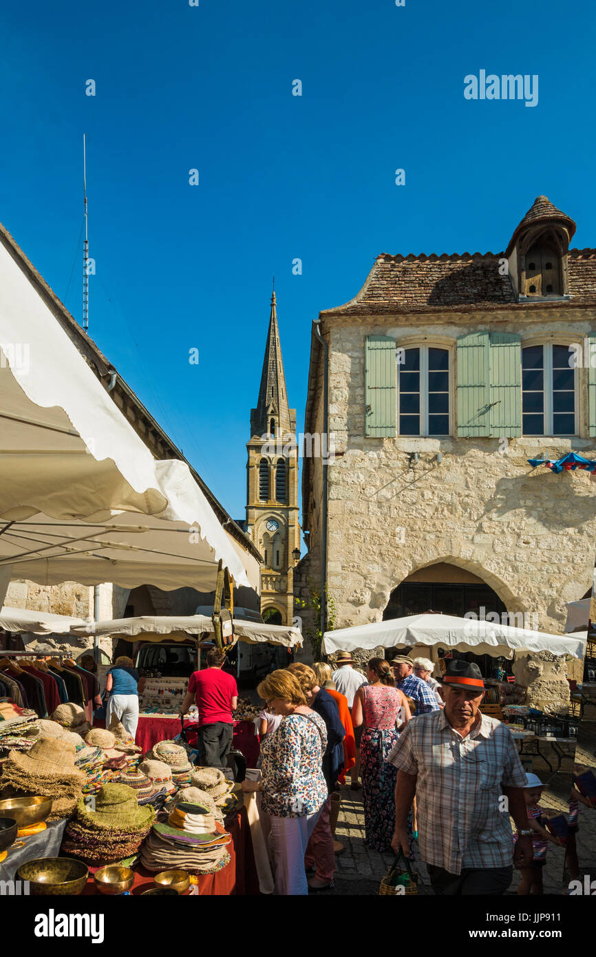 L'Église et la Place Gambetta sur la populaire le jour du marché dans ce secteur du sud-ouest de ville bastide historique. Eymet Bergerac Dordogne ; ; ; France Banque D'Images