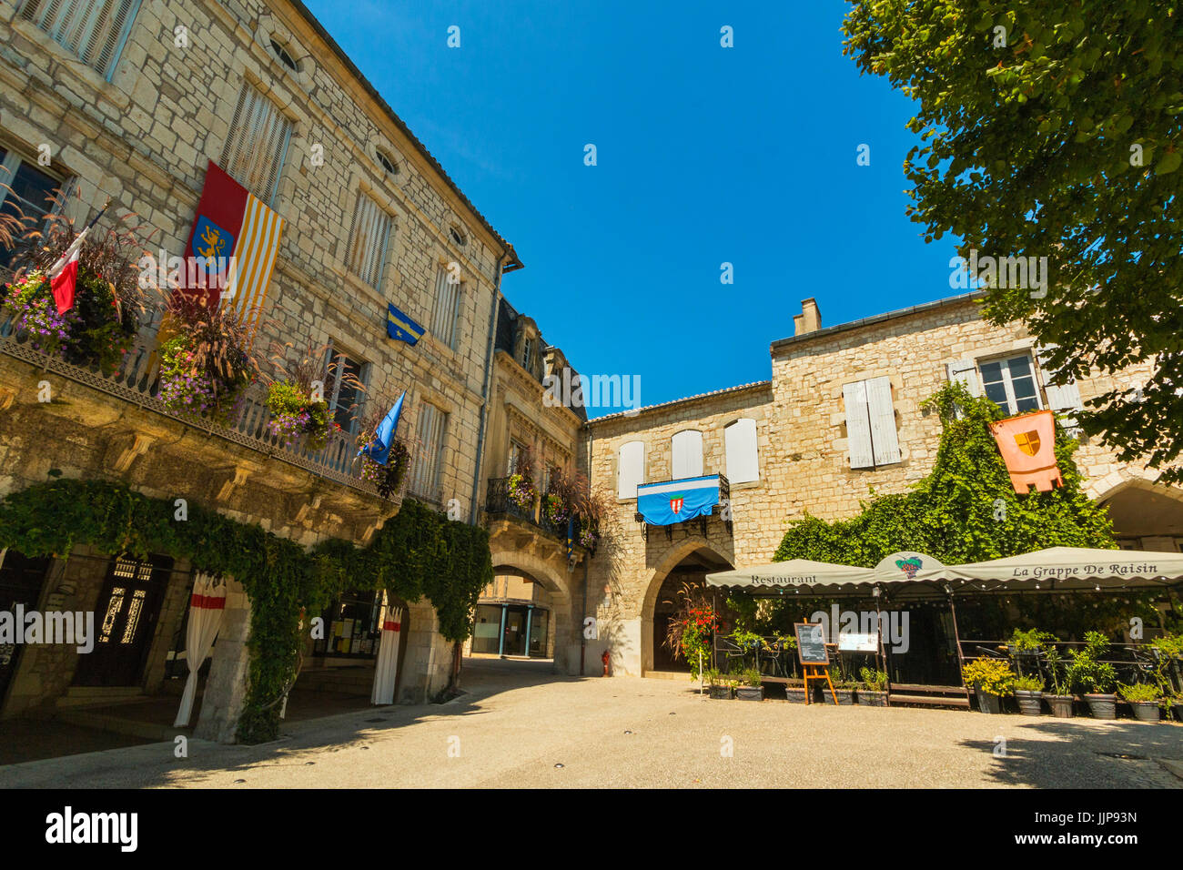 Place des Arcades dans cette ville bastide nommé : l'un des plus beaux villages de France. Monflanquin, Lot-et-Garonne, France Banque D'Images