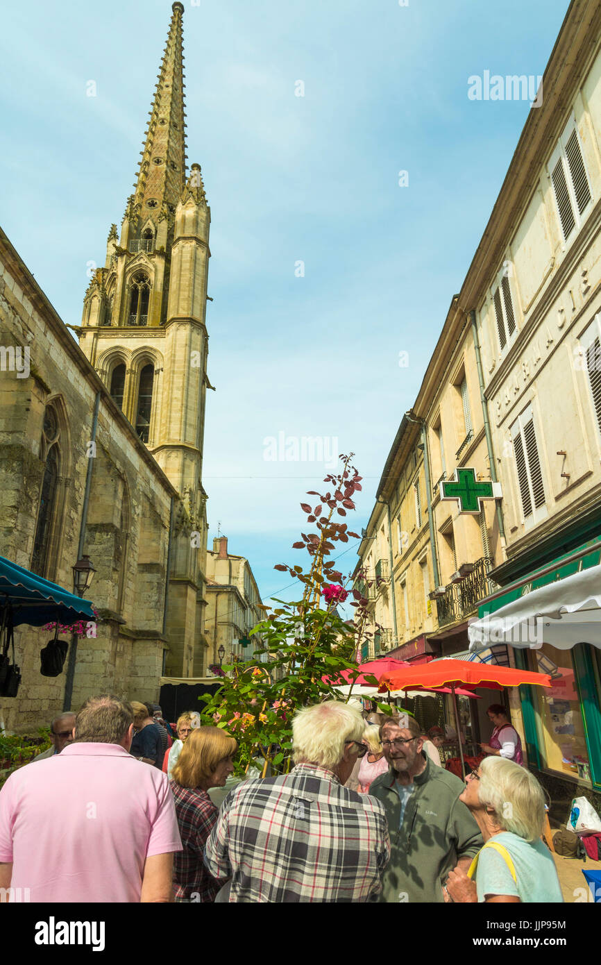 Rue de la République et l'Eglise Notre Dame 13C sur la populaire Samedi Jour de marché dans cette vieille ville bastide. Sainte-Foy-la-Grande ; Gironde ; Aquitaine, France Banque D'Images