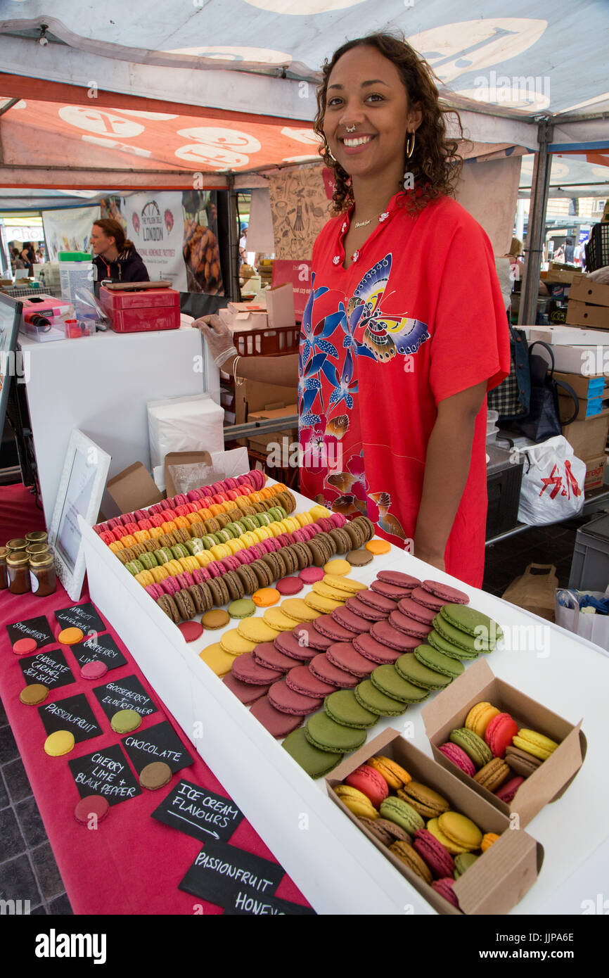 Le vrai marché alimentaire à l'extérieur de la gare de King's Cross, Londres. Ce commerçant vend des macarons Banque D'Images