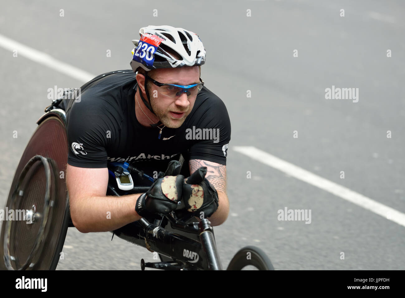 Concurrent en fauteuil roulant, Virgin Money 2017 Marathon de Londres, Londres, Royaume-Uni Banque D'Images