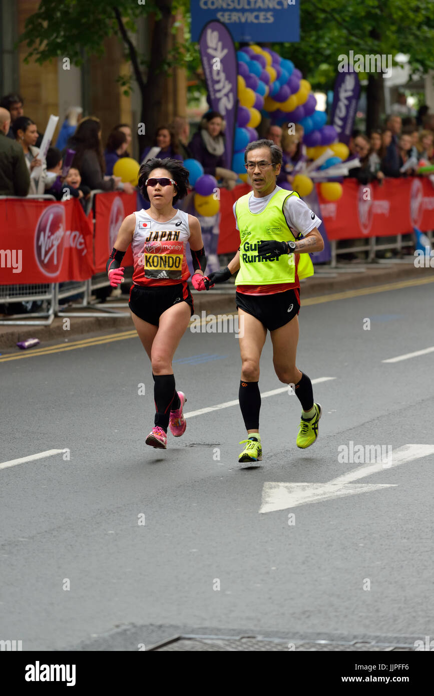 World Para athlétisme concurrent avec rail de guidage, Virgin Money 2017 Marathon de Londres, Londres, Royaume-Uni Banque D'Images