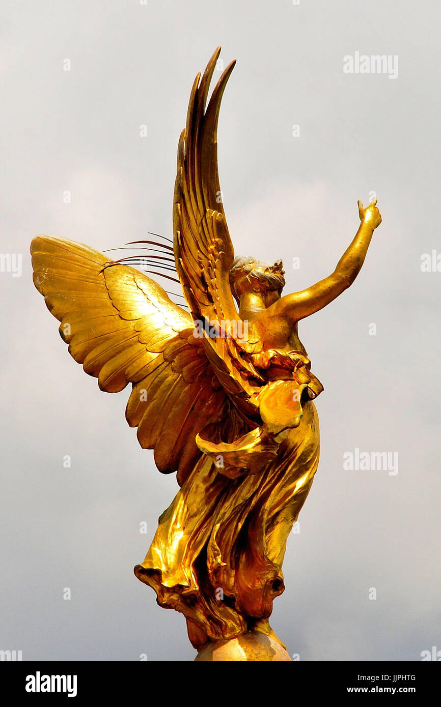La statue de la victoire ailée sur le Victoria Memorial à l'extérieur de Buckingham Palace, Londres, Royaume-Uni Banque D'Images