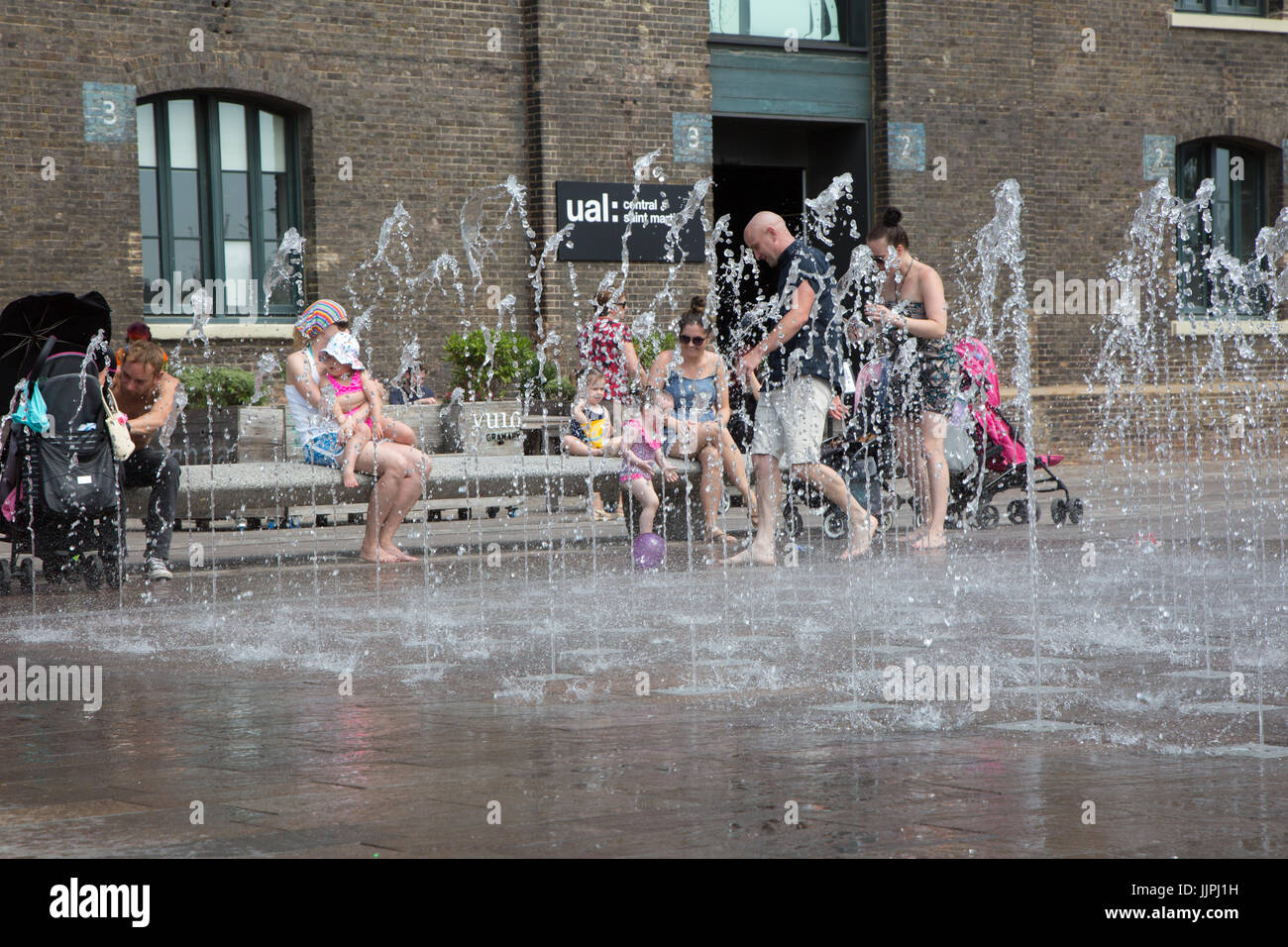 Fontaines de Granary Square, Londres, attirer les jeunes à refroidir en été. King's Cross Banque D'Images