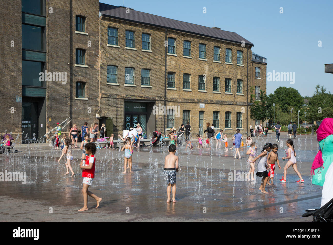 Fontaines de Granary Square, Londres, attirer les jeunes à refroidir en été. King's Cross Banque D'Images