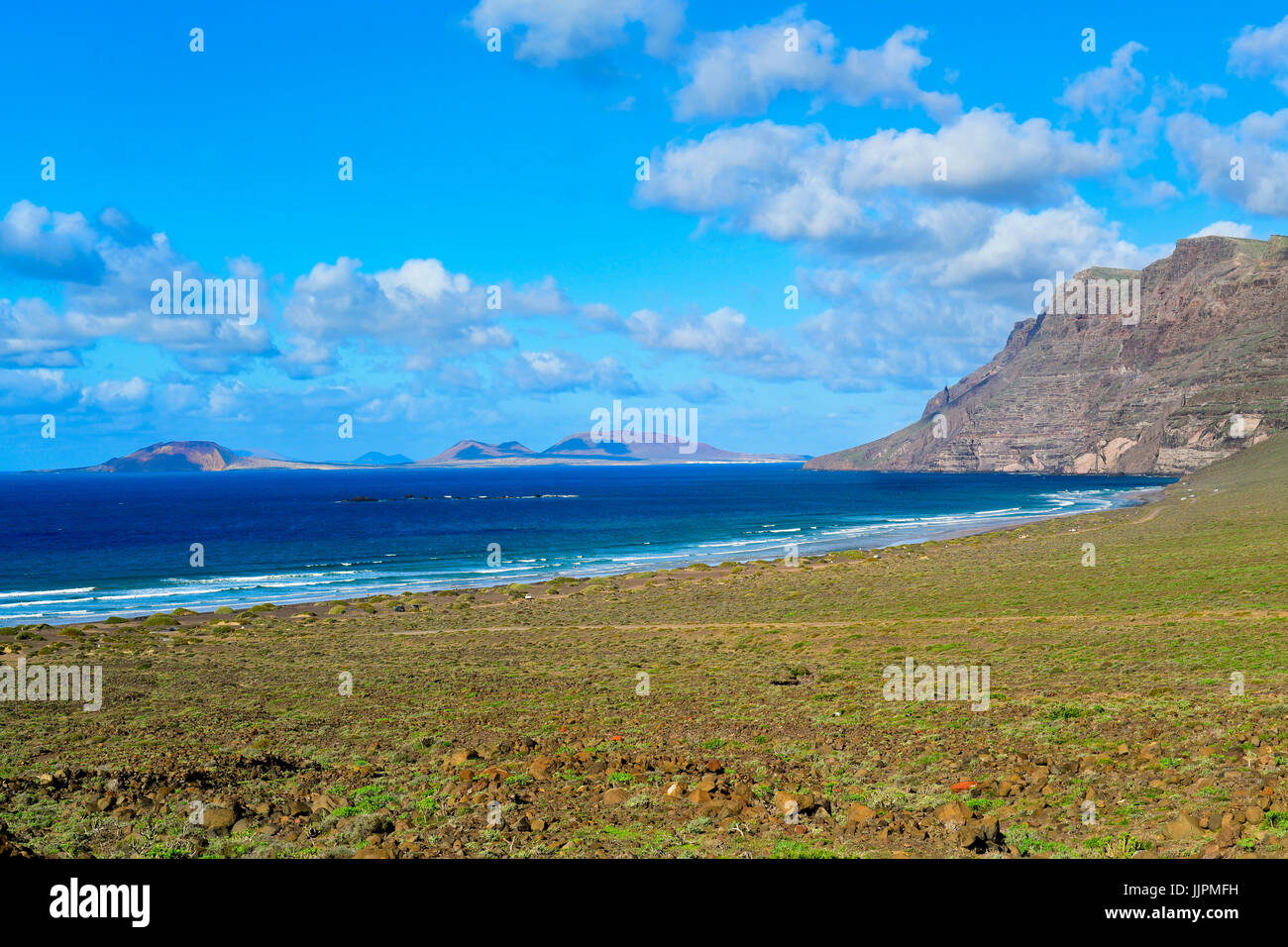 Une vue sur la côte de Caleta de Famara, Lanzarote, îles Canaries, Espagne, avec le massif de Famara à droite et La Graciosa Island dans le background Banque D'Images
