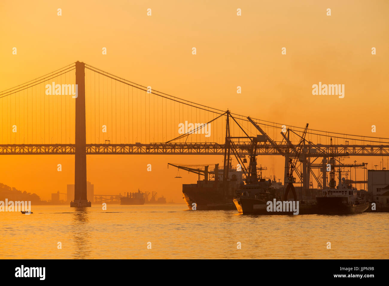 25 avril pont sur le Tage à Lisbonne au coucher du soleil. Banque D'Images