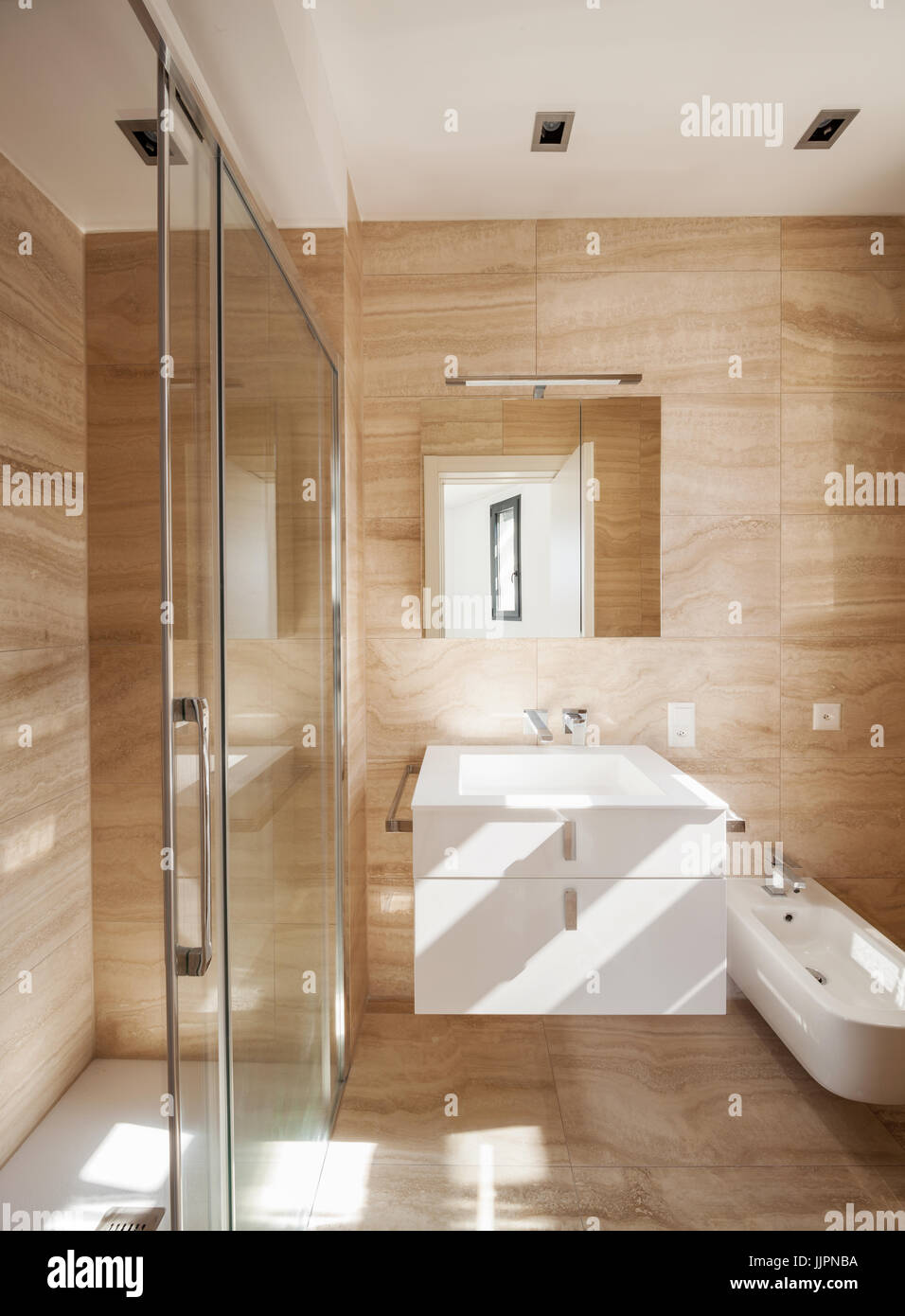 Salle de bains en marbre beige Banque D'Images