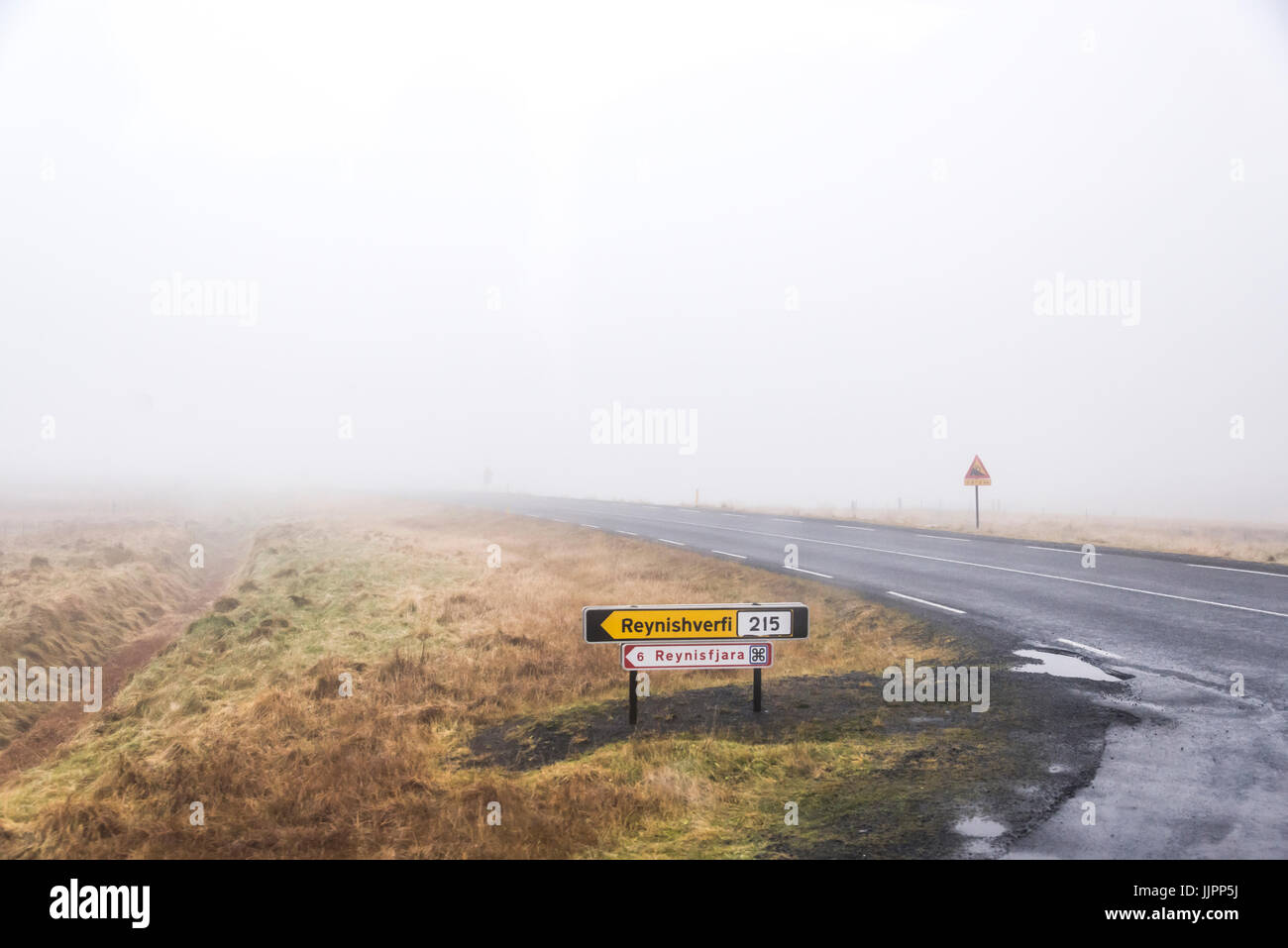 Un froid matin brumeux sur une route islandaise. Banque D'Images