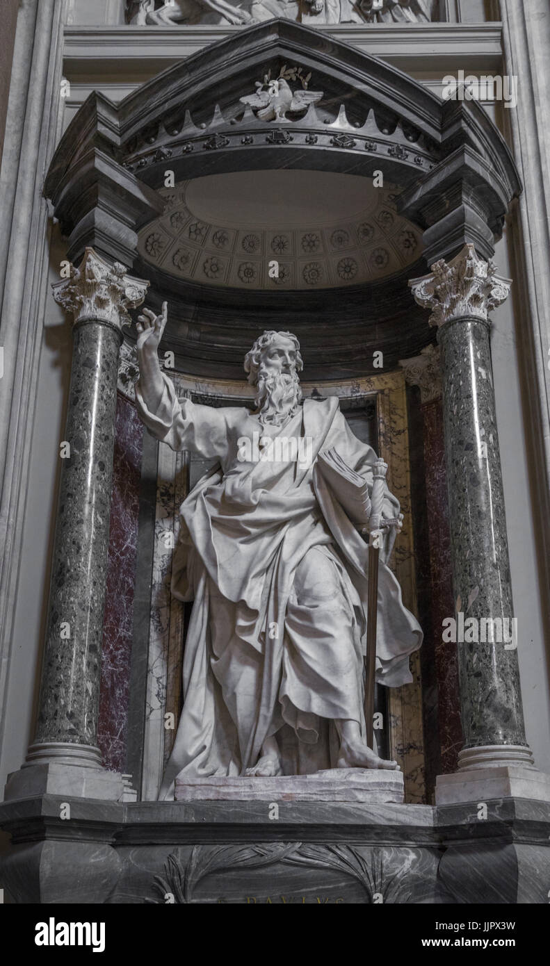 La sculpture de l'Apôtre saint Paul le plus grand par Pierre-Etienne Monnot sur la nef de l'Archbasilica de St Jean de Latran à Rome. Rome, Italie, le 2 juin Banque D'Images