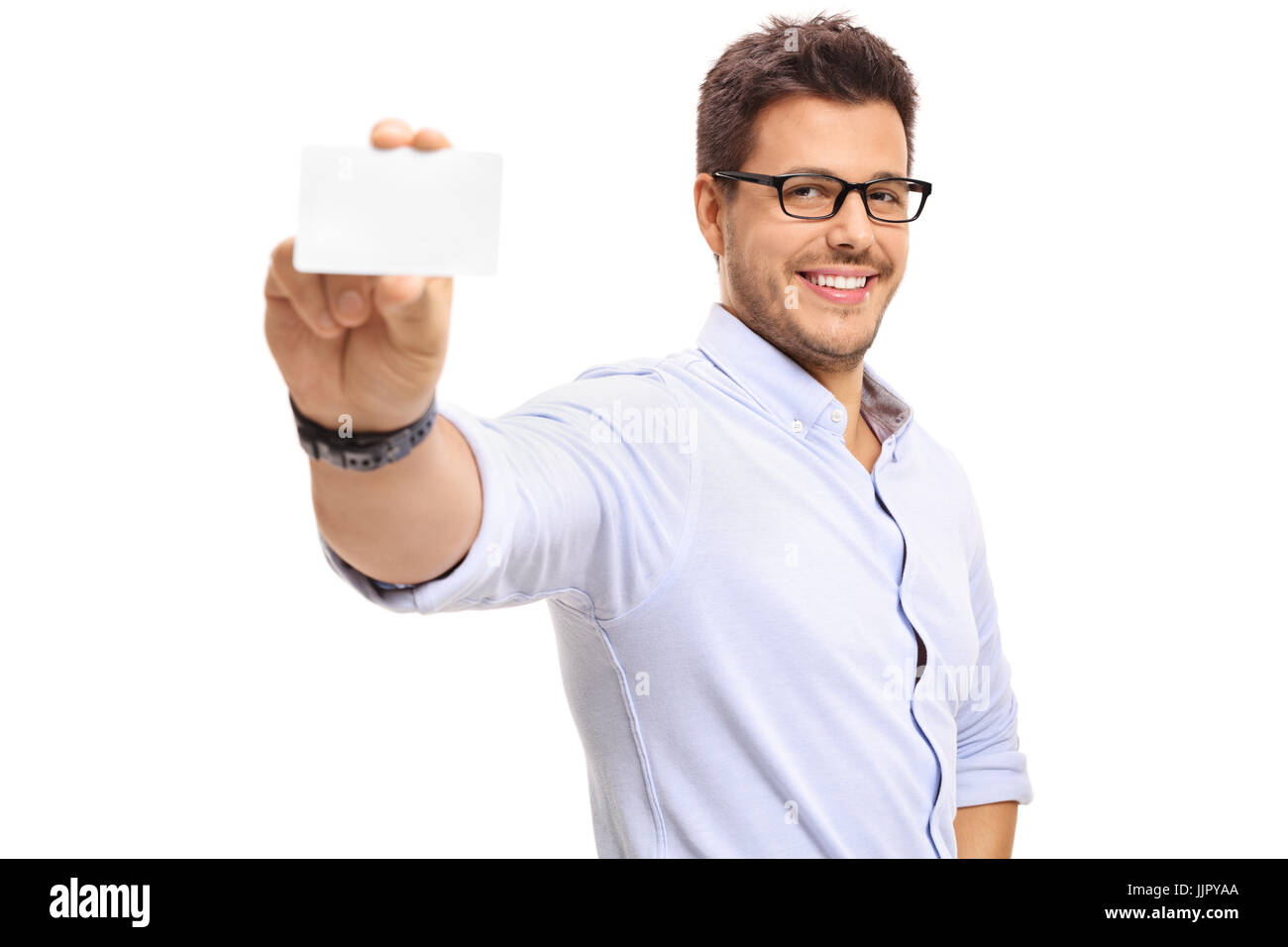 Jeune homme montrant un blank business card isolé sur fond blanc Banque D'Images