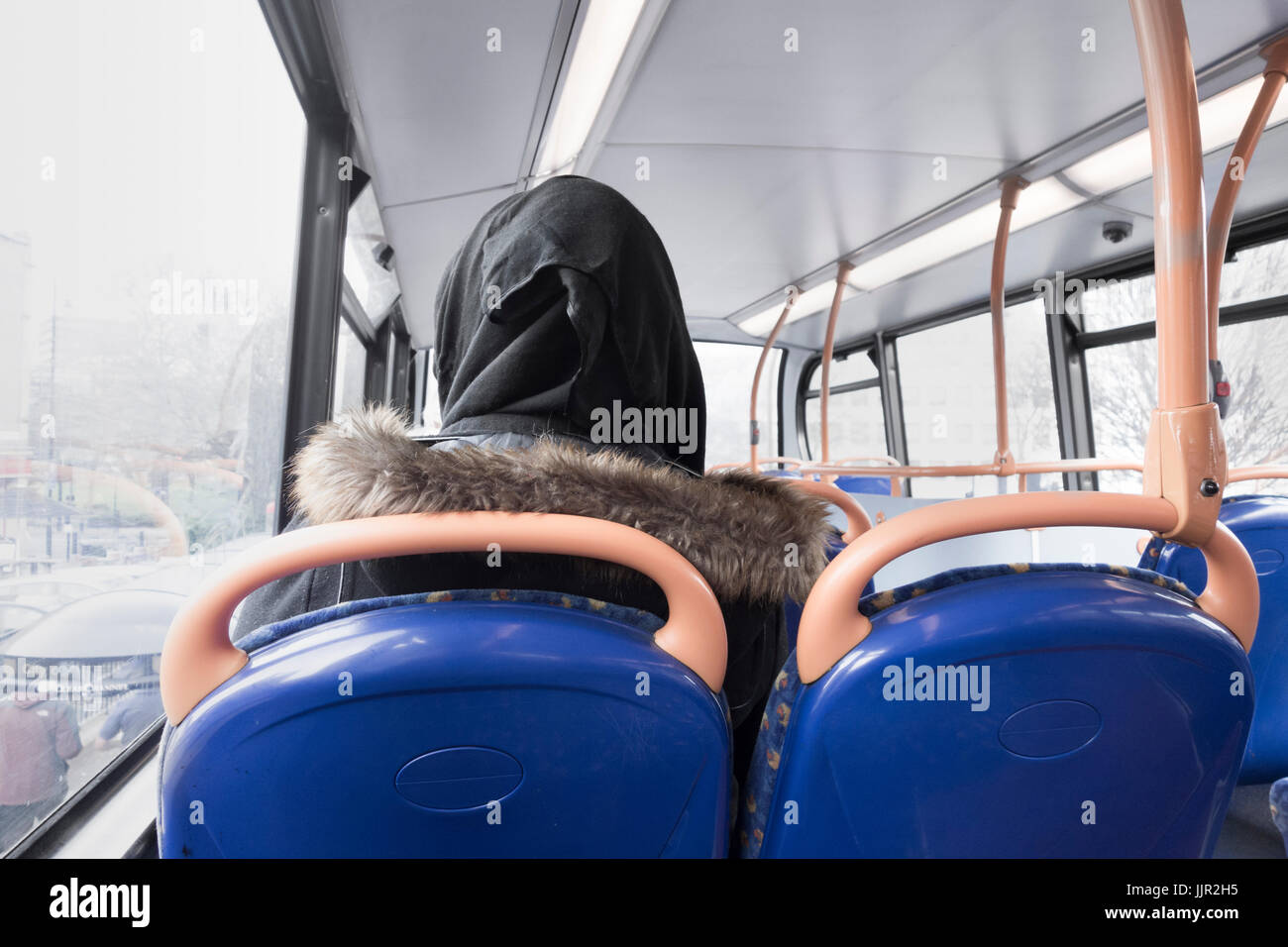 Femme portant le hijab sur plateau supérieur du bus. UK Banque D'Images