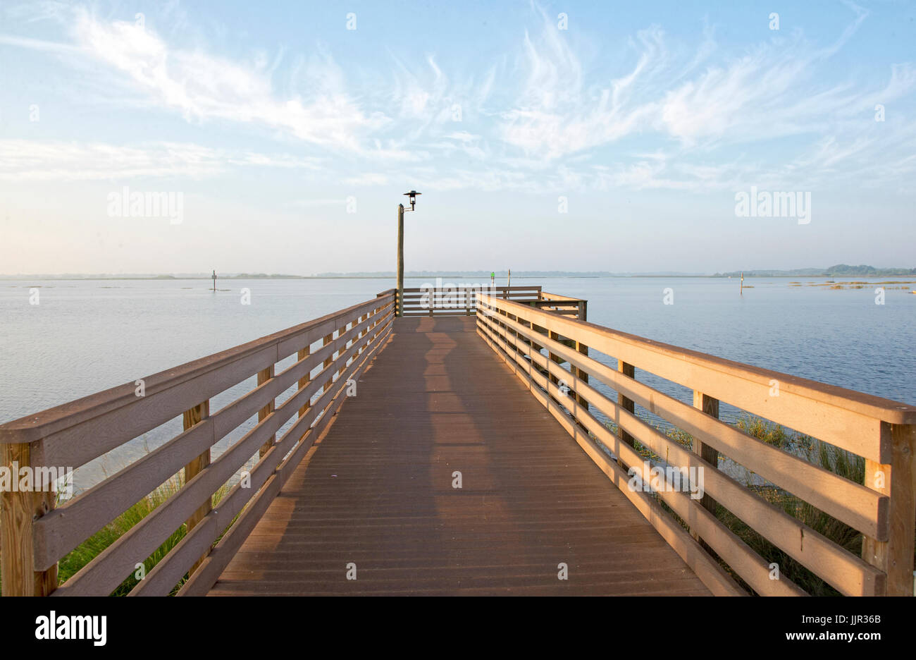 La plate-forme de pêche au lac Toho, Kissimmee, Floride. Banque D'Images