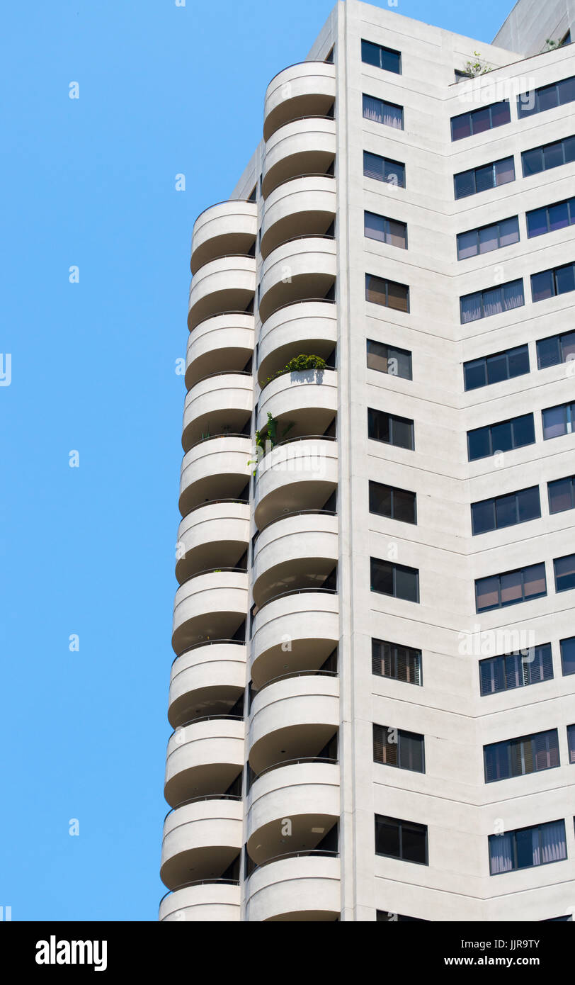 Haut bâtiment moderne avec design courbé unique Banque D'Images