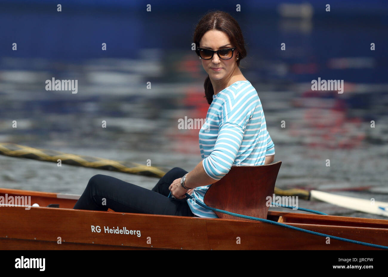 La duchesse de Cambridge prend part à une compétition d'aviron sur la rivière Neckar lors de leur visite à Heidelberg le deuxième jour de leur visite de trois jours en Allemagne. Banque D'Images