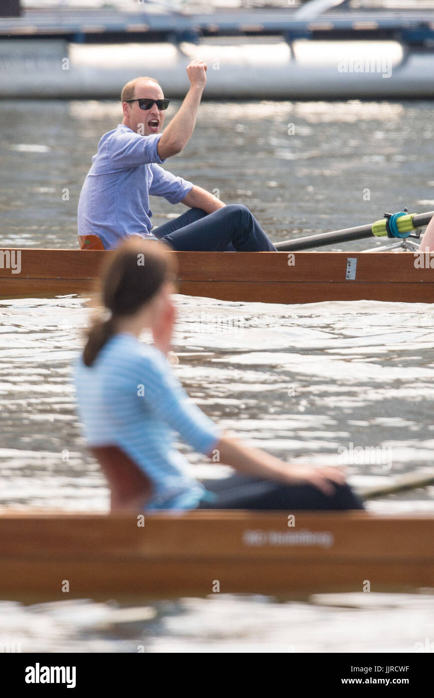 Le duc de Cambridge les poinçons l'air que la duchesse de Cambridge (premier plan) après qu'ils ont pris part à une course d'aviron entre les équipes représentant les villes jumelées de Heidelberg et de Cambridge à Heidelberg, en Allemagne, le jour trois de leurs cinq jours tour de Pologne et l'Allemagne. Banque D'Images