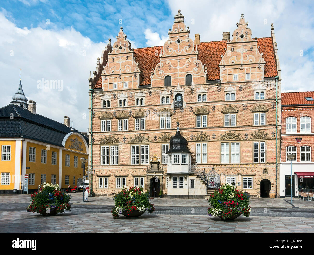 Affichage de fleurs en face de Jens Bangs Stenhus dans Oesteraagade près de Nytorv à Aalborg Danemark Europe Jutland Banque D'Images