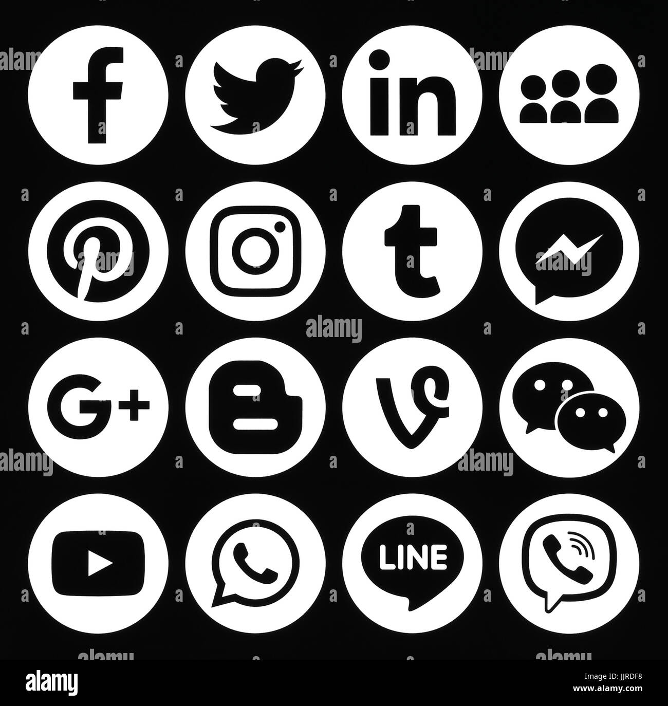Kiev, Ukraine - Décembre 05, 2016 : Collection de ronds blancs populaires social media icons imprimé sur papier noir : Facebook, Twitter, Google Plus, Instag Banque D'Images