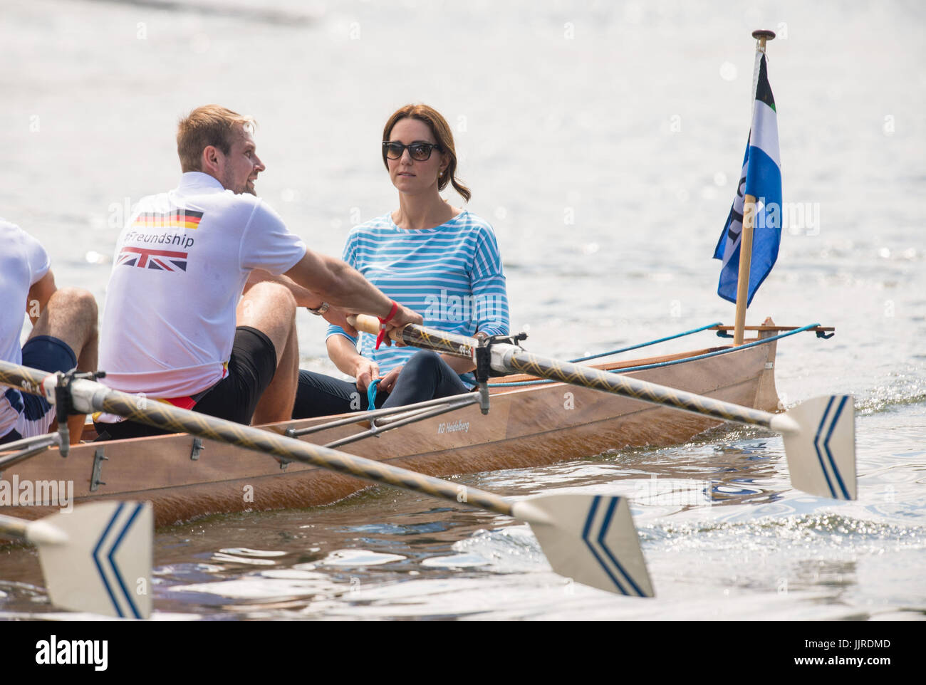 La duchesse de Cambridge après avoir pris part à une course d'aviron entre les équipes représentant les villes jumelées de Heidelberg et de Cambridge à Heidelberg, en Allemagne, le jour trois de leurs cinq jours tour de Pologne et l'Allemagne. Banque D'Images