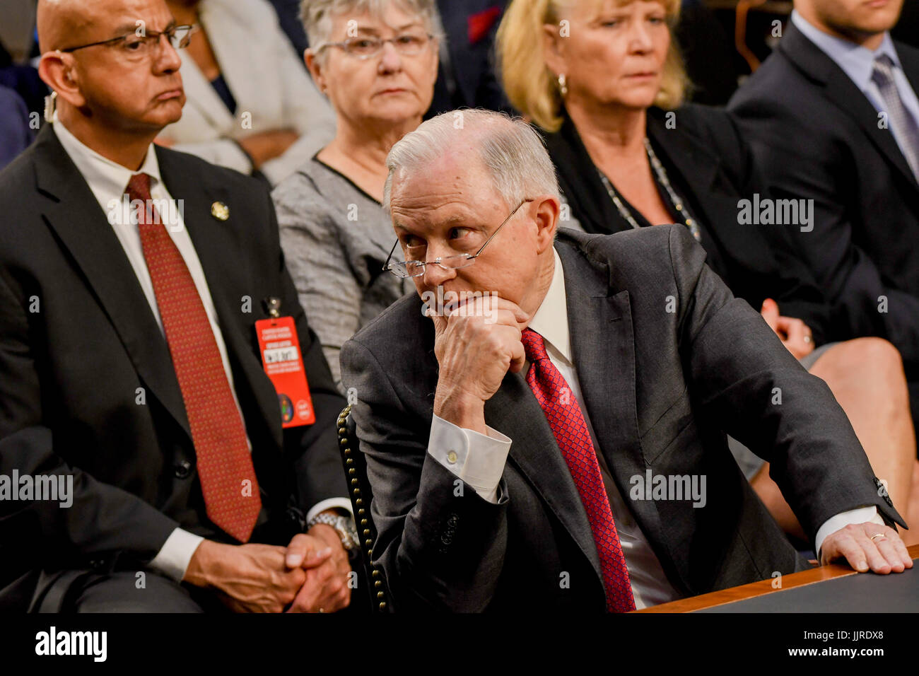 Nous. Procureur général Jeff Sessions des pourparlers avec l'un de ses sida avant le début de son témoignage devant le Comité du renseignement du Sénat. Washington DC, le 13 juin 2017. Banque D'Images