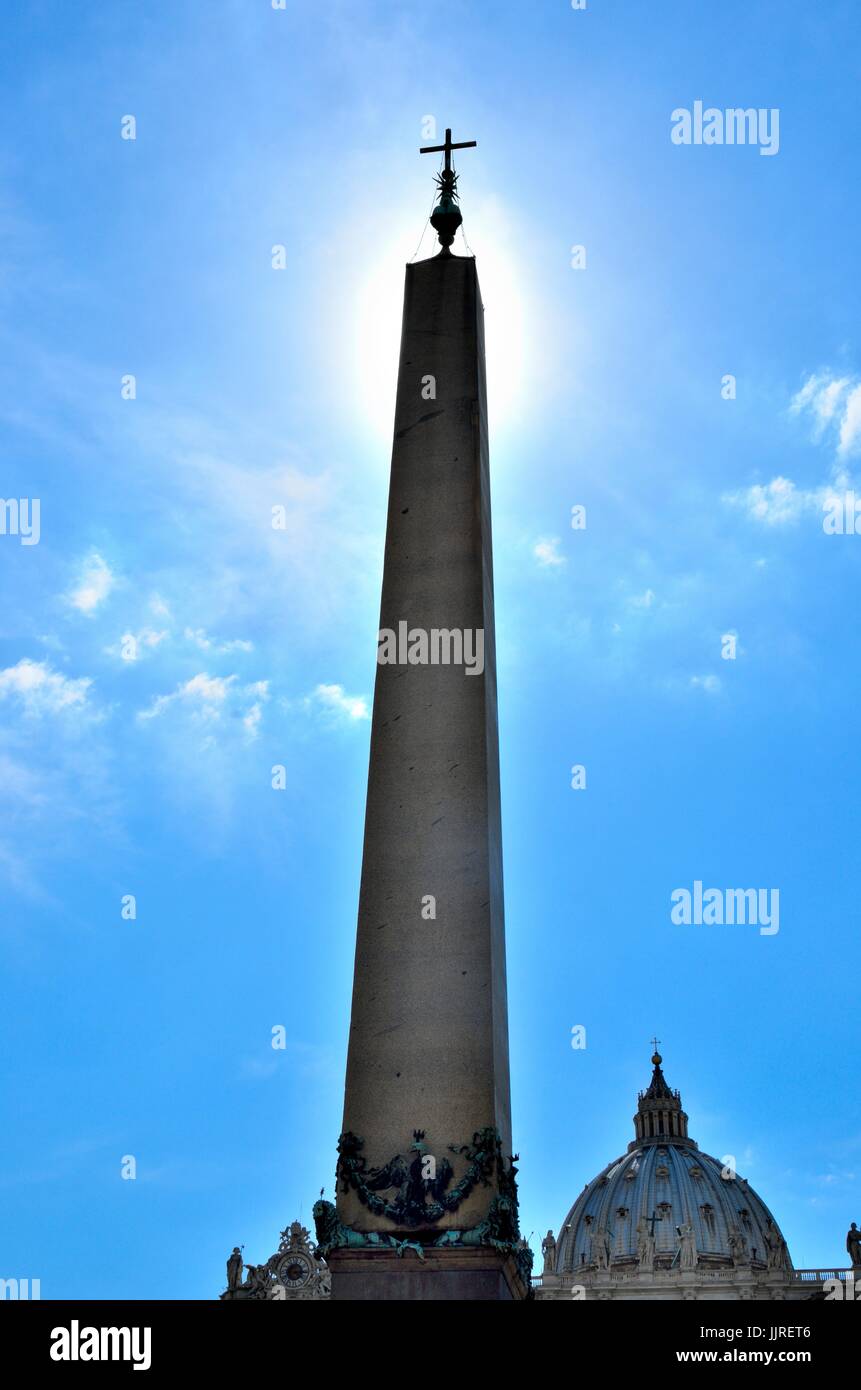 L'Obélisque du Vatican - le seul obélisque égyptien antique à Rome d'avoir est resté debout depuis l'époque romaine, la Place Saint Pierre, le Vatican, l'Europe Banque D'Images
