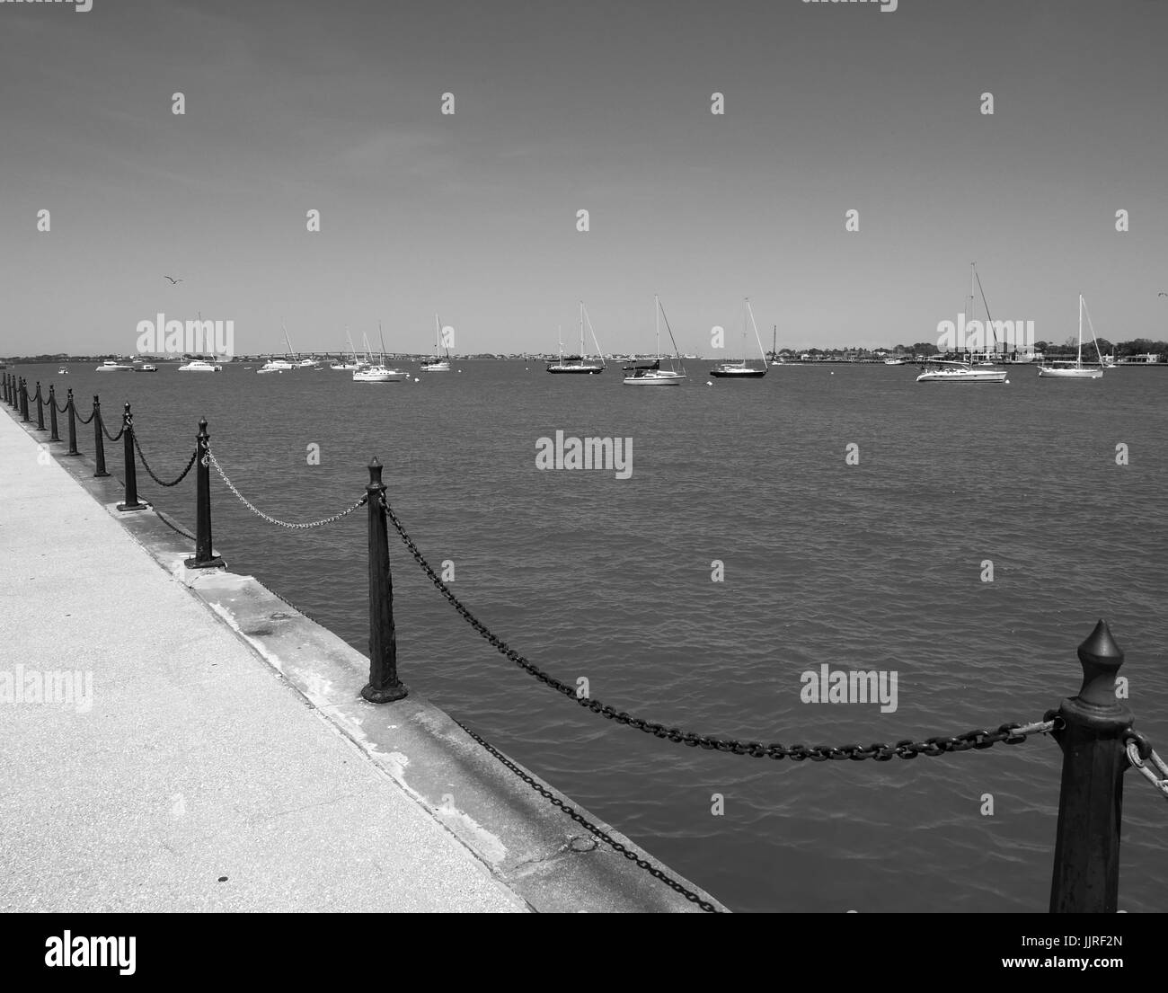 B&W vue depuis la promenade de Saint Augustine Florida bay front près de Castillo de San Marcos. Bateaux ancrés dans le même sens sur l'océan. Banque D'Images B&W vue depuis la promenade de Saint Augustine Florida bay front près de Castillo de San Marcos. Bateaux ancrés dans le même sens sur l'océan. Banque D'Images