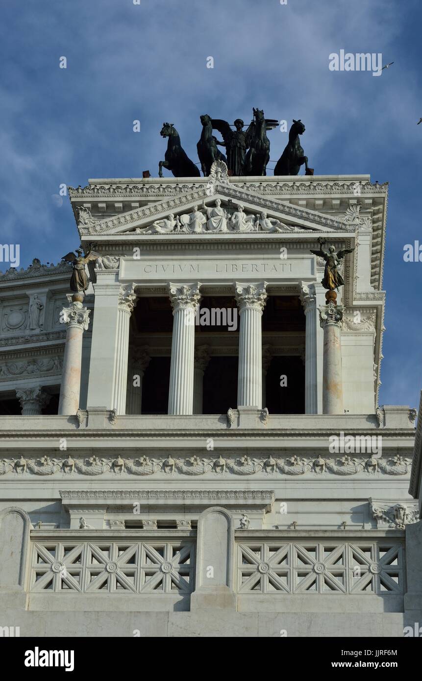 Le quadrige de l'unité et de Civivm Libertati - l'inscription au dessus de l'ouest ciselées de la colonnade Monumento Nazionale, Rome, Italie, Europe Banque D'Images