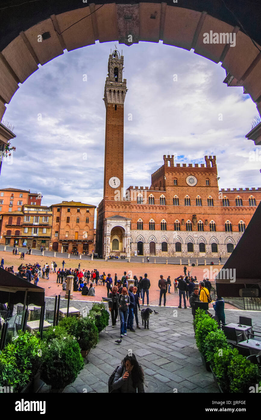 Vue de la Piazza del Campo (Campo Square), la Tour du Mangia (Torre del Mangia) et l'église Santa Maria in Provenzano Siena, Toscane, Italie Banque D'Images